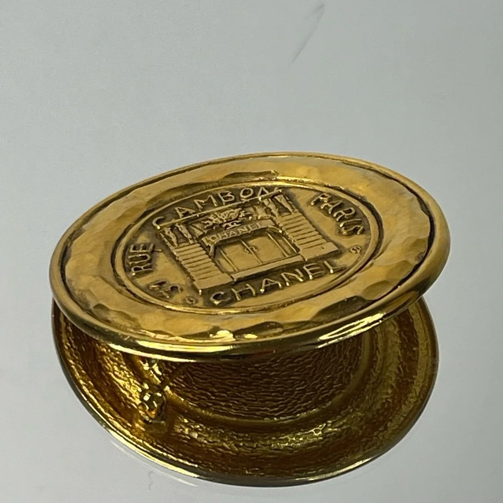 CHANEL 31 RUE CAMBON Gold Tone Round Brooch - Picture 3 of 8
